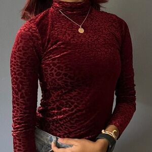 NWOT F21 Women’s Maroon Velvet Leopard Print Turtleneck Size M